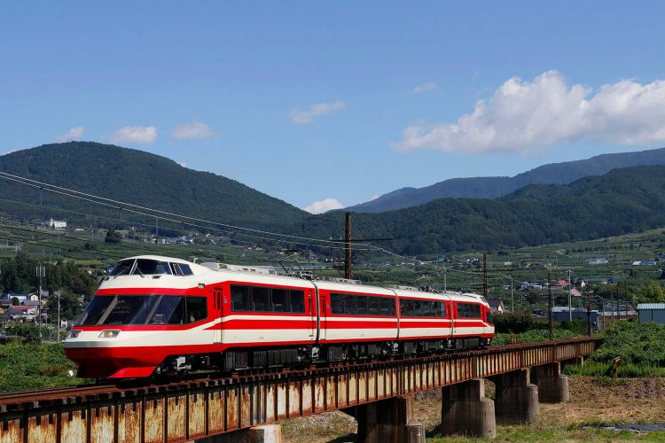 長野電鉄で活躍する「HiSE」。 箱根を走っていた名車は、今も長野の名湯、湯田中温泉へ観光客を届けています。