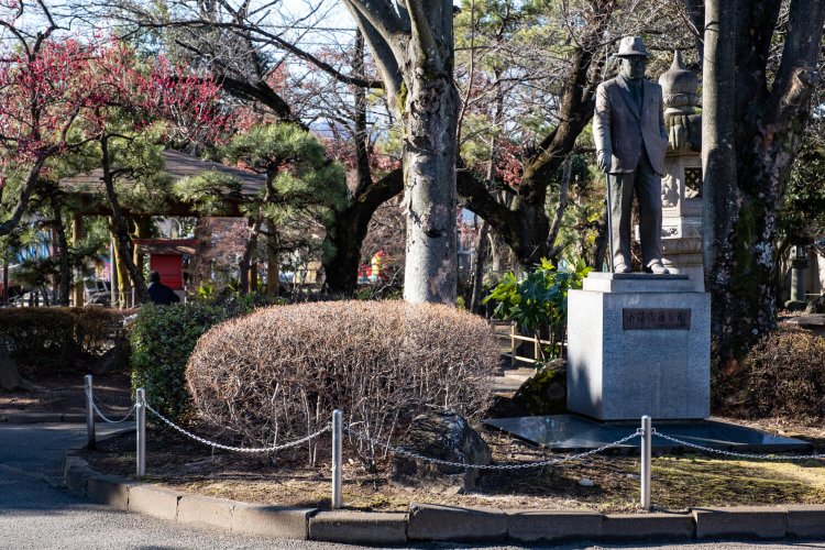 旧石和町の初代名誉町民でもある小林中翁の像が公園内に立つ。