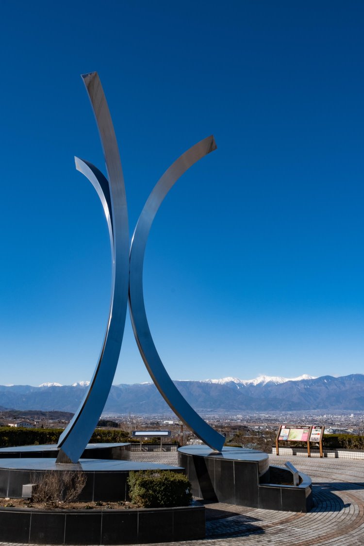 南アルプスや甲府盆地を一望できるみさか桃源郷公園の中央広場。