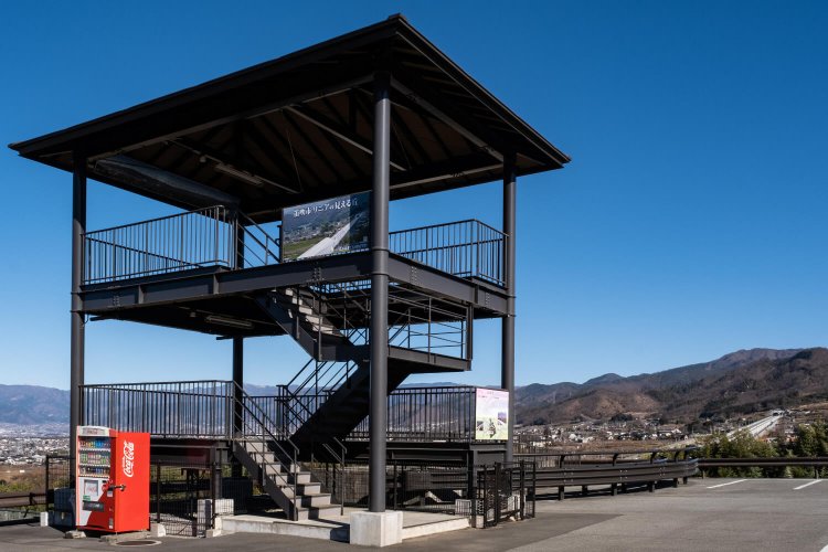 八代ふるさと公園には見学用展望台が立つが、リニアの姿はやや遠い。