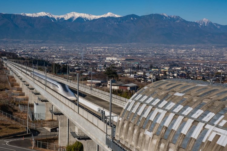 背後に横たわる南アルプスにも目を奪われる花鳥山展望台からの眺め。