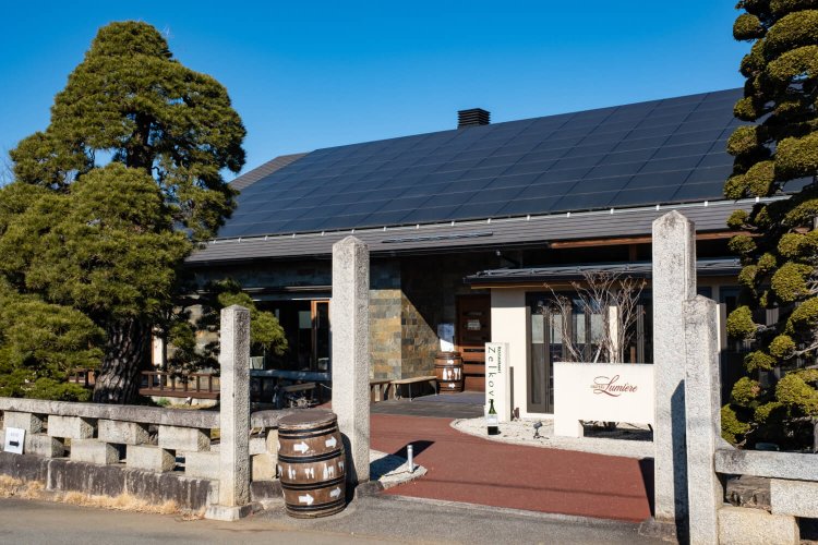 かつての創業家の母屋を巧みに生かした和モダンな外観が目を引く。