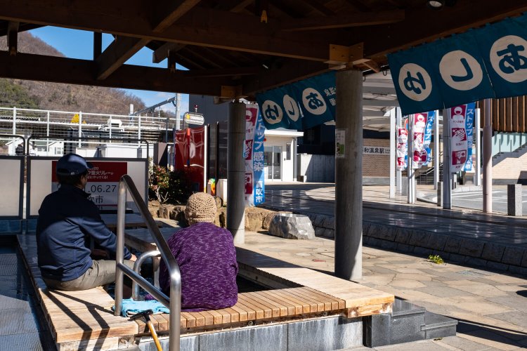 気軽に立ち寄る市民の姿も多く見かける石和温泉駅前公園あしゆ。