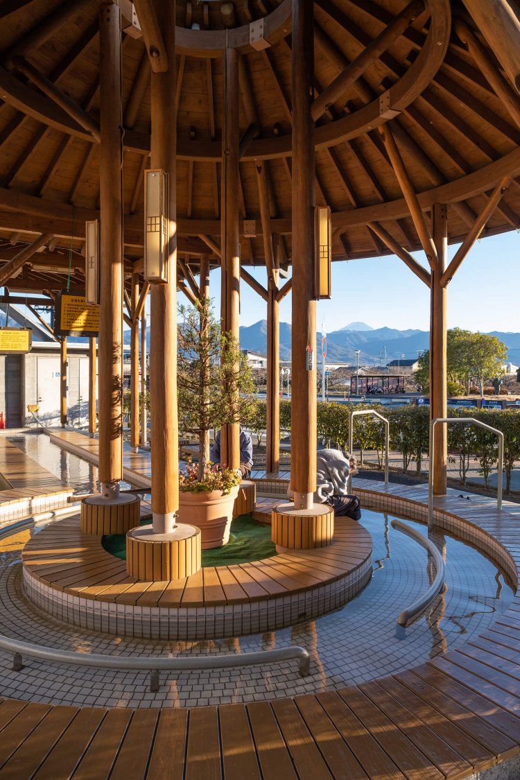 春日居足湯施設からは御坂（みさか）山塊の先に頭をのぞかせる富士山の姿もチラリ。