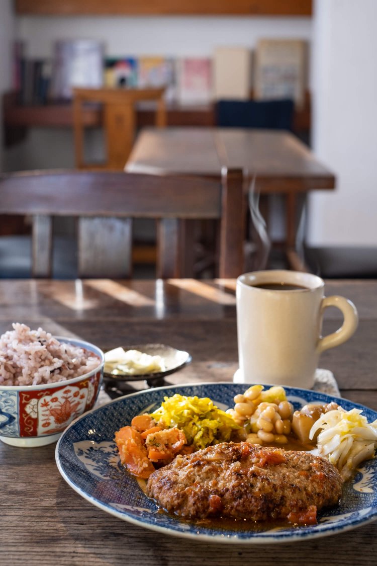 トマト煮込ハンバーグ980円には総菜4、5種と十五穀米、香の物が付く。ブレンドコーヒーは500円～。