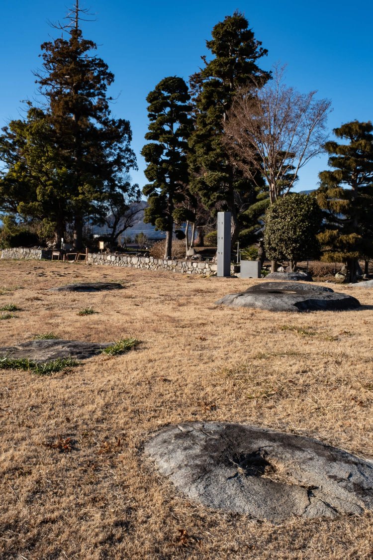 心柱を支えていた心礎を中心に正方形に配置された礎石が残る塔跡。