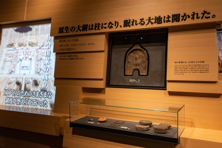 山梨県立博物館では甲斐国分寺跡で出土した鬼瓦を展示している。