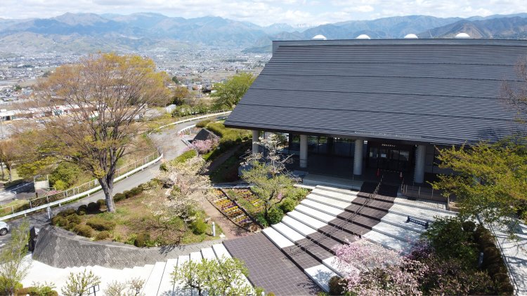 中央道釈迦堂下りPAには専用階段がある（写真提供：釈迦堂遺跡博物館）。