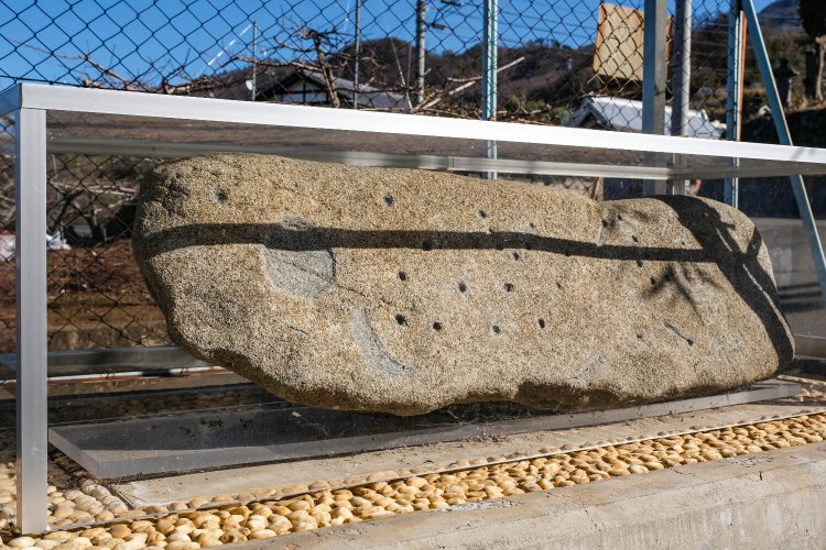 透明のアクリル板に覆われ屋外に置かれている。