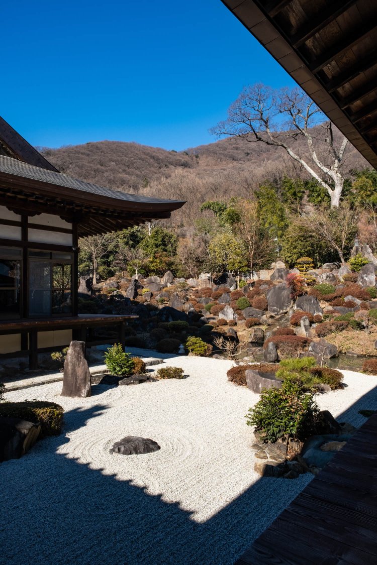 枯山水の庭園が見事な大蔵経寺（拝観料300円、七福神まいりは無料）。