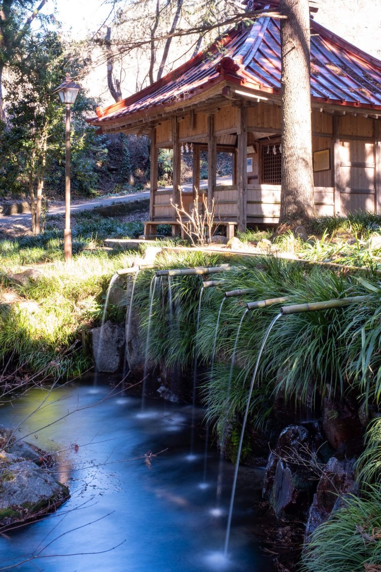 脇の不動堂と8条の筋が独特の景観を生み出している藤垈の滝。