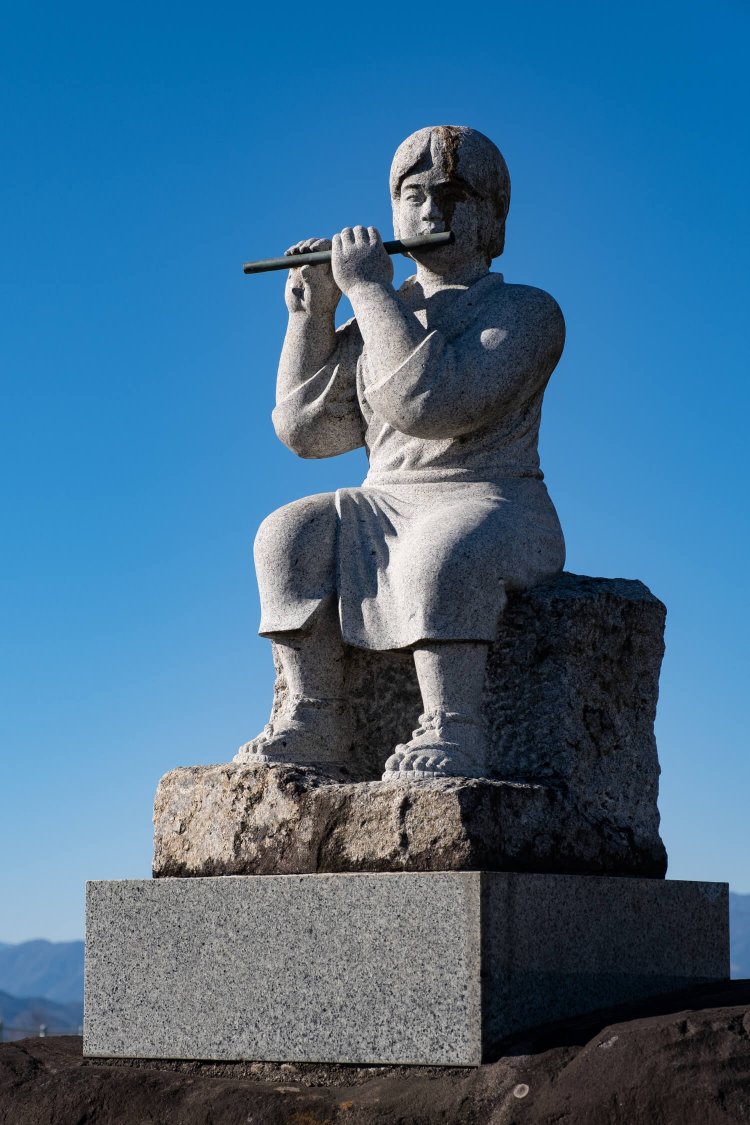 笛吹川を見通す道沿いにたたずむ笛吹権三郎之像。