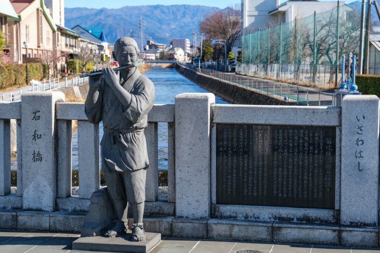石和温泉駅駅前通りの像。かつての笛吹川はここを流れていたとされる。