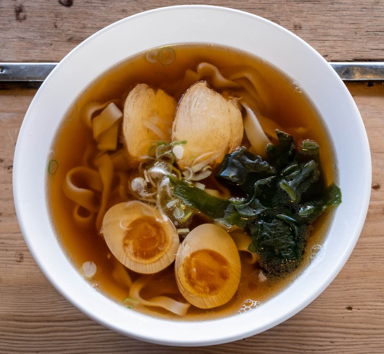 鶏ガラスープと鶏むね肉チャーシューの相性もよいラーほー醤油味。