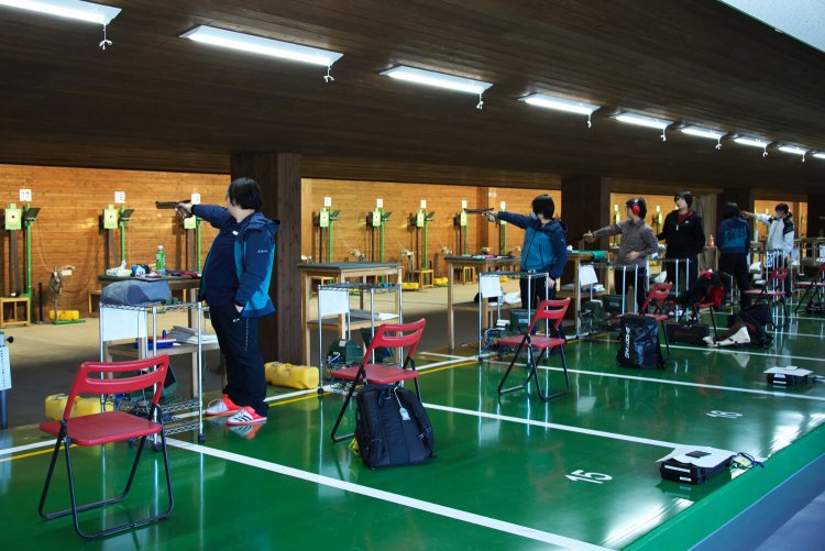 長瀞射撃場で開催された全国ピストル射撃競技大会。 10mエアーピストルに警視庁や大学生選手が。