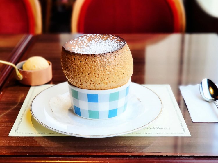 スペシャリテ キャラメルのスフレ　ヴァニラアイスクリーム添え1760円。