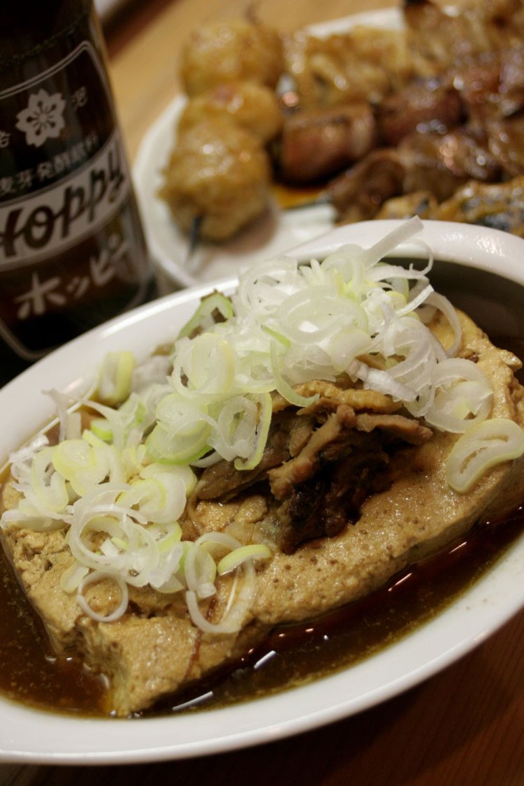 秘伝の出汁が染みこんだ、看板料理の牛肉豆腐650円。