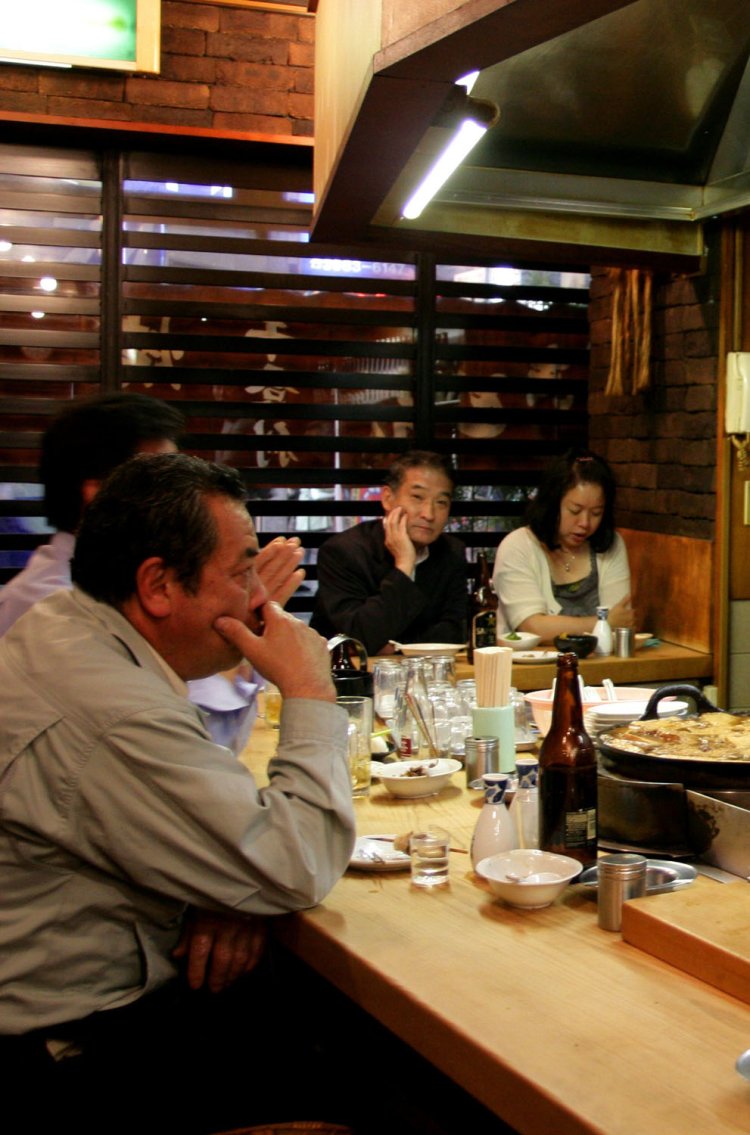 自然と隣り合う客との酒談義も弾む。