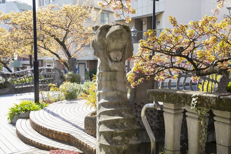 糸川に架かる橋。欄干に霊獣の彫刻が施され、通称「ドラゴン橋」。