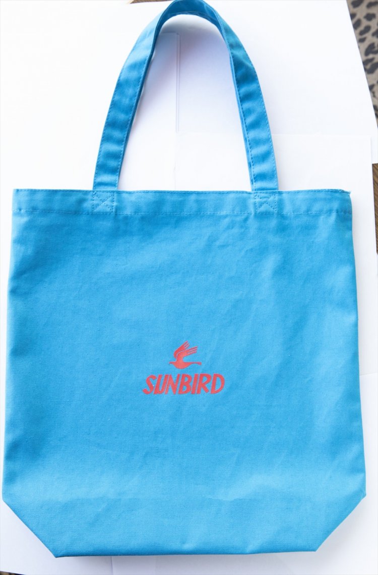 トートバッグ1800円。以前置いていた灰皿のデザインを応用し、「u」は左右反転。