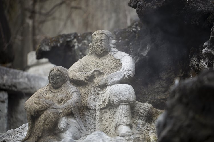 「熱海の泉脈が絶えないようにずっとここから見守っているのだよ」