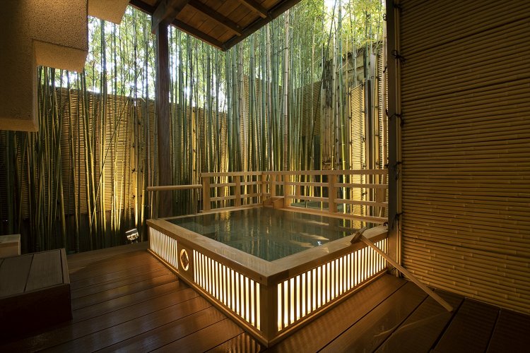 源泉は約70℃だが、季節に応じてちょうどいい温度に調整する。