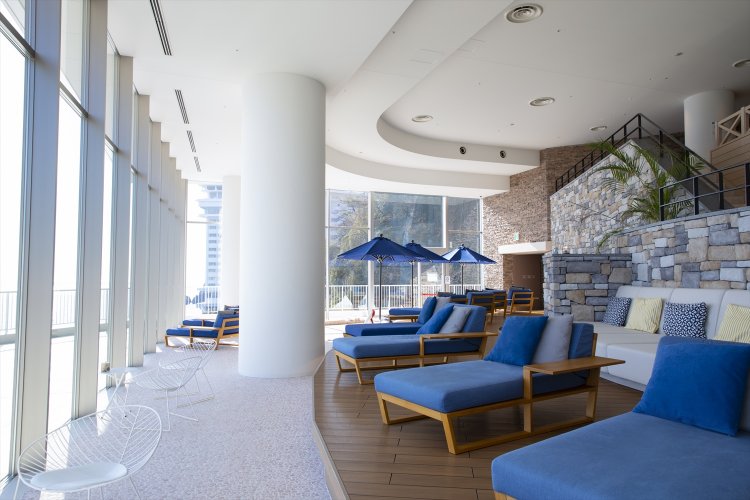 海を見ながら寝転がれるオーシャンラウンジ。