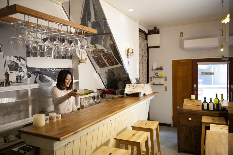 渚町にあるスナックだった店舗を改装。