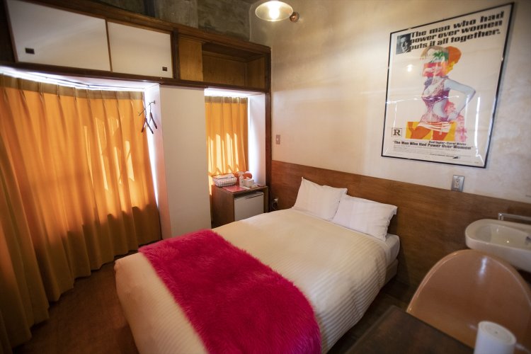 窓を開けると商店街の活気が流れ込む。