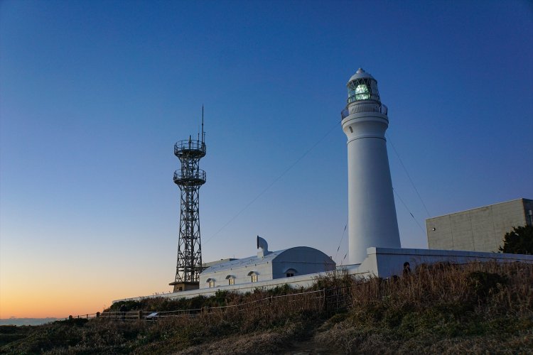 〔ココがときめき！〕宝石のようなレンズから光を放つ姿が美しい。点灯する姿は必見。