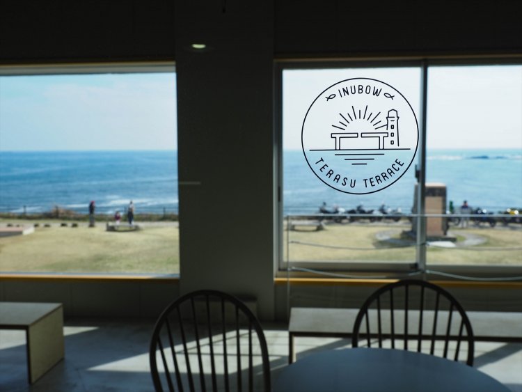 近くの『犬吠テラステラス』は食事やおみやげの購入ができる。ラベルに灯台が描かれ たクラフトビール「銚子エール」も楽しんで！