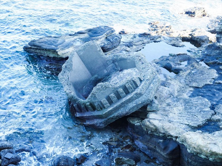 関東大震災で倒壊した2代目灯台の痕跡。灯台下の浜辺には初代灯台の煉瓦片も見つかる。
