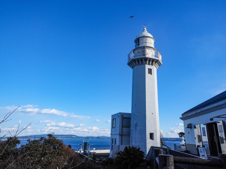 〔ココがときめき！〕東京湾を行き来する大型船を灯台から無心に眺めるのも乙なもの。