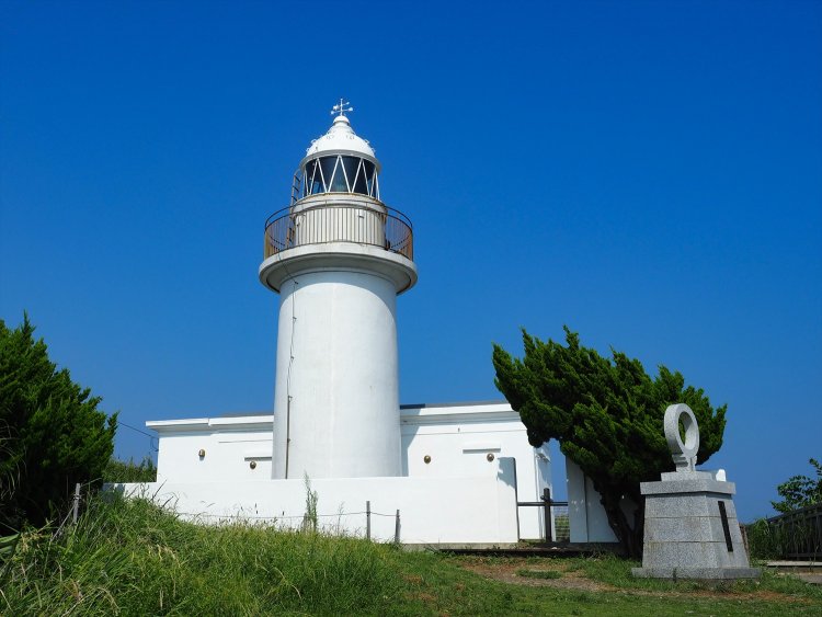 〔ココがときめき！〕夕日を見送ると点灯を始める灯台。夜のはじまりを感じられる。