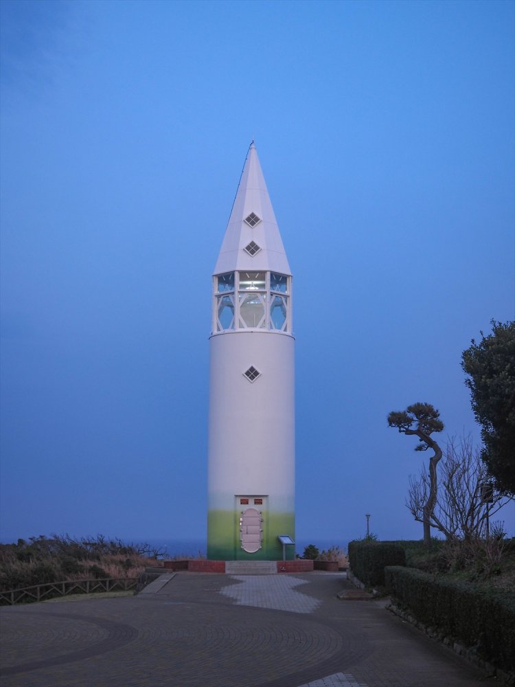 島の東側に位置する城ケ島公園に建てられた安房埼灯台。三浦大根がモチーフ。