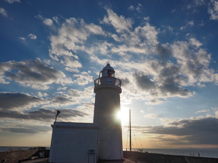 〔ココがときめき！〕洲埼灯台は白と赤の光を交互に放つ。赤い表情は神秘的でゾクゾク。