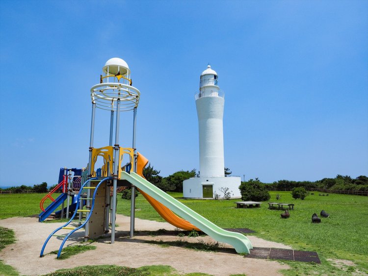 〔ココがときめき！〕久慈浜海水浴場から眺める灯台と朝日のコラボレーションにもキュン！