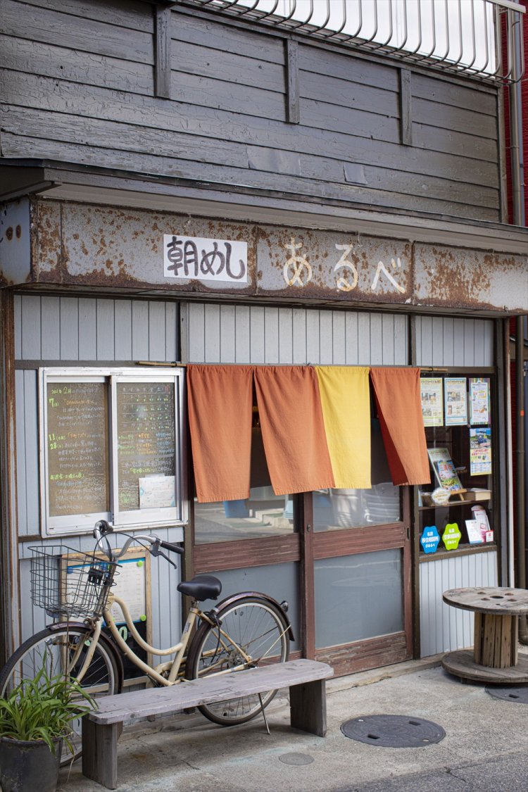 築57年の建物。建築を学んだ菊地さんが設計し、できる限り既存の造りを活かして改装した。