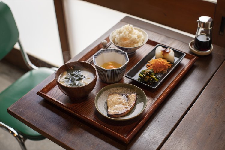 カジキのテールのひもの定食800円＋生たまご50円。三浦野菜の総菜3種、汁物付き。