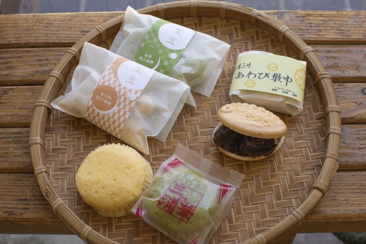 「三浦の華」120円（手前）、「宝玉」200円（左）、あわび最中170円。