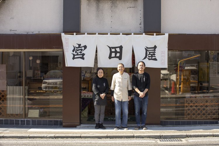 右から4代目の川名大介さんと、ご両親の光義さん、奈保美さん。