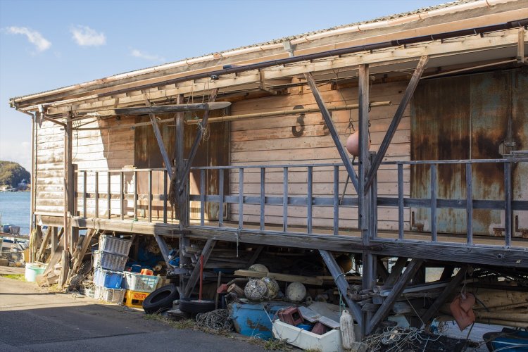諸磯湾に立つ小屋。壁面の文字がシンプルで粋。