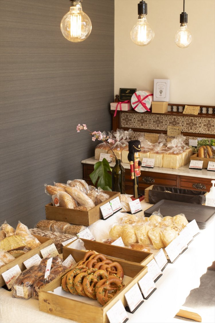 人気のプレッツェルは180円～。続々とお客さんが訪れ、早く売り切れることも。