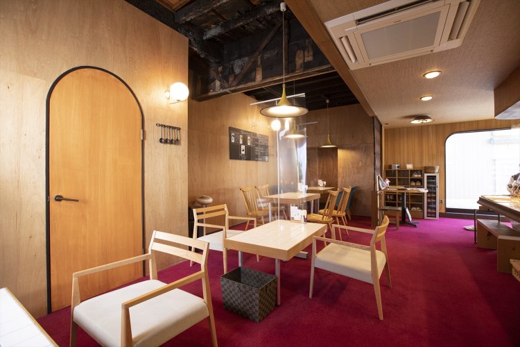 エンジ色のカーペットが敷かれ、靴を脱いで上がる。