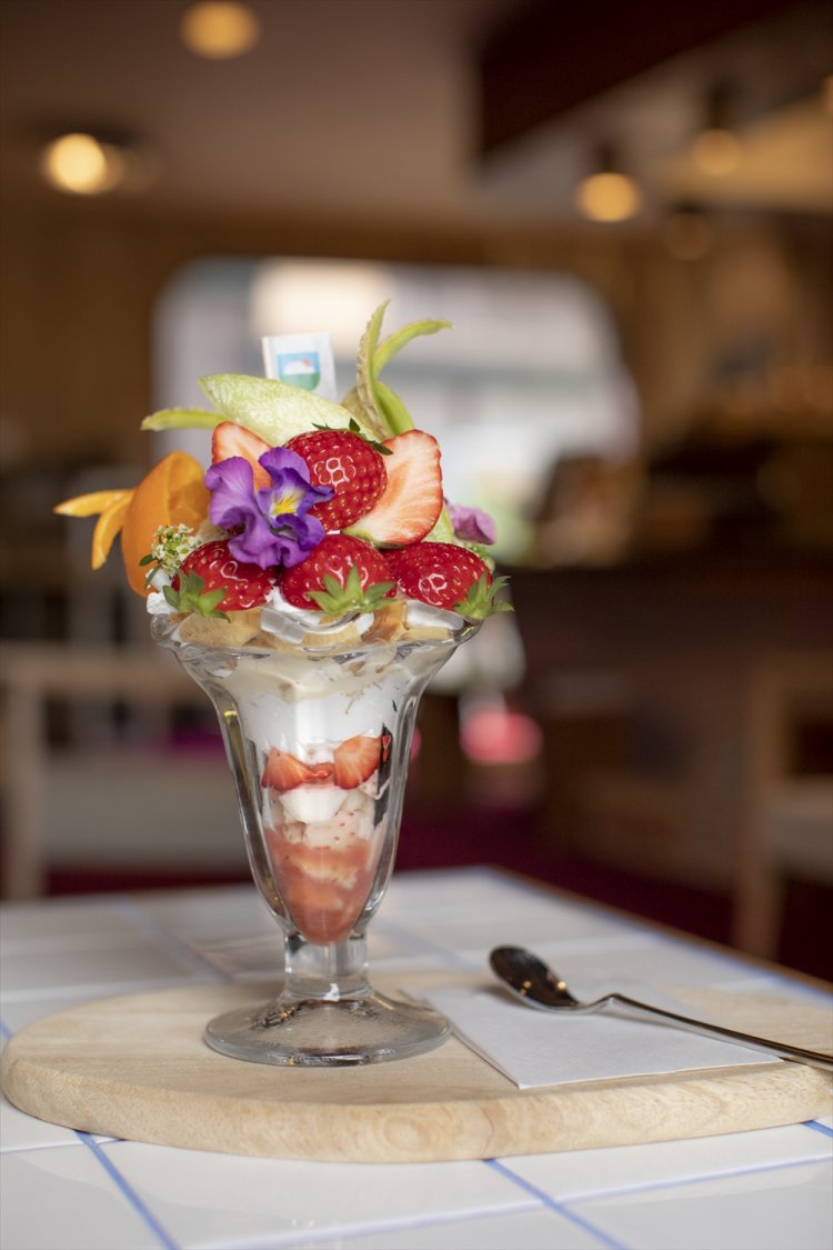 朝摘みいちご、メロン、せとかのぜいたくパフェ 2090円。果物の内容は、収穫次第で変更あり。