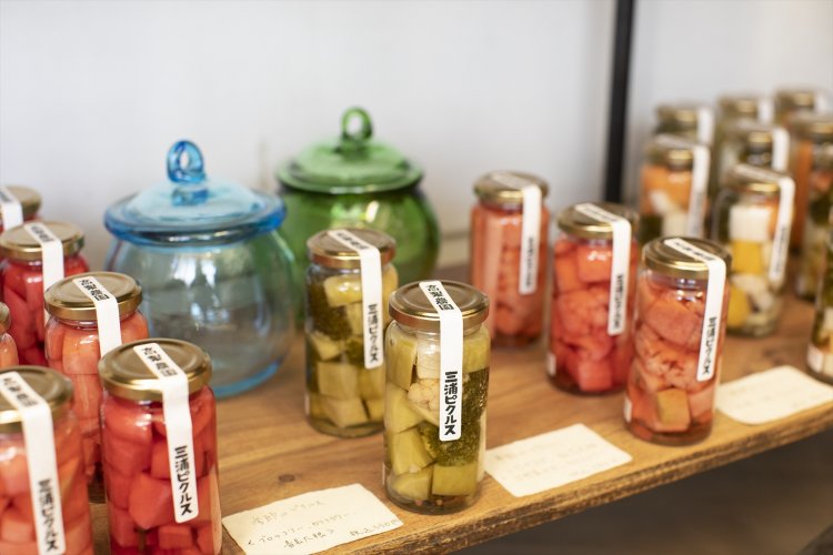 季節の三浦ピクルス550円～。時季により中身は変わる。