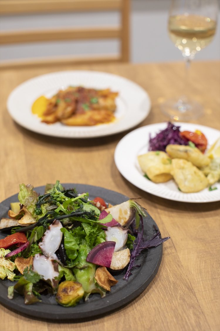 三浦野菜のサラダ950円、太刀魚のフリット950円など。おひとり様は少なめもOK。