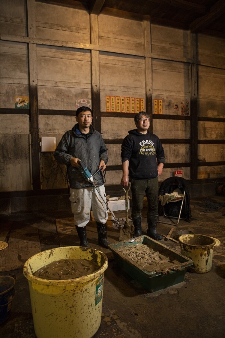 鬼瓦職人で「まち遺し深谷」の事務局次長の塚越久義さん（左）。「深谷の土で、歴史ある純・深谷産のレンガ作りを目指します！」