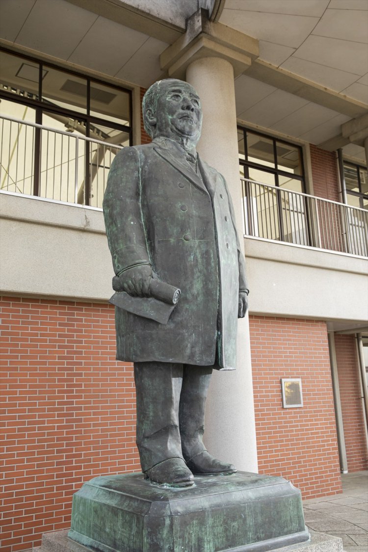 渋沢栄一記念館の敷地に立つ巨大な栄一像。