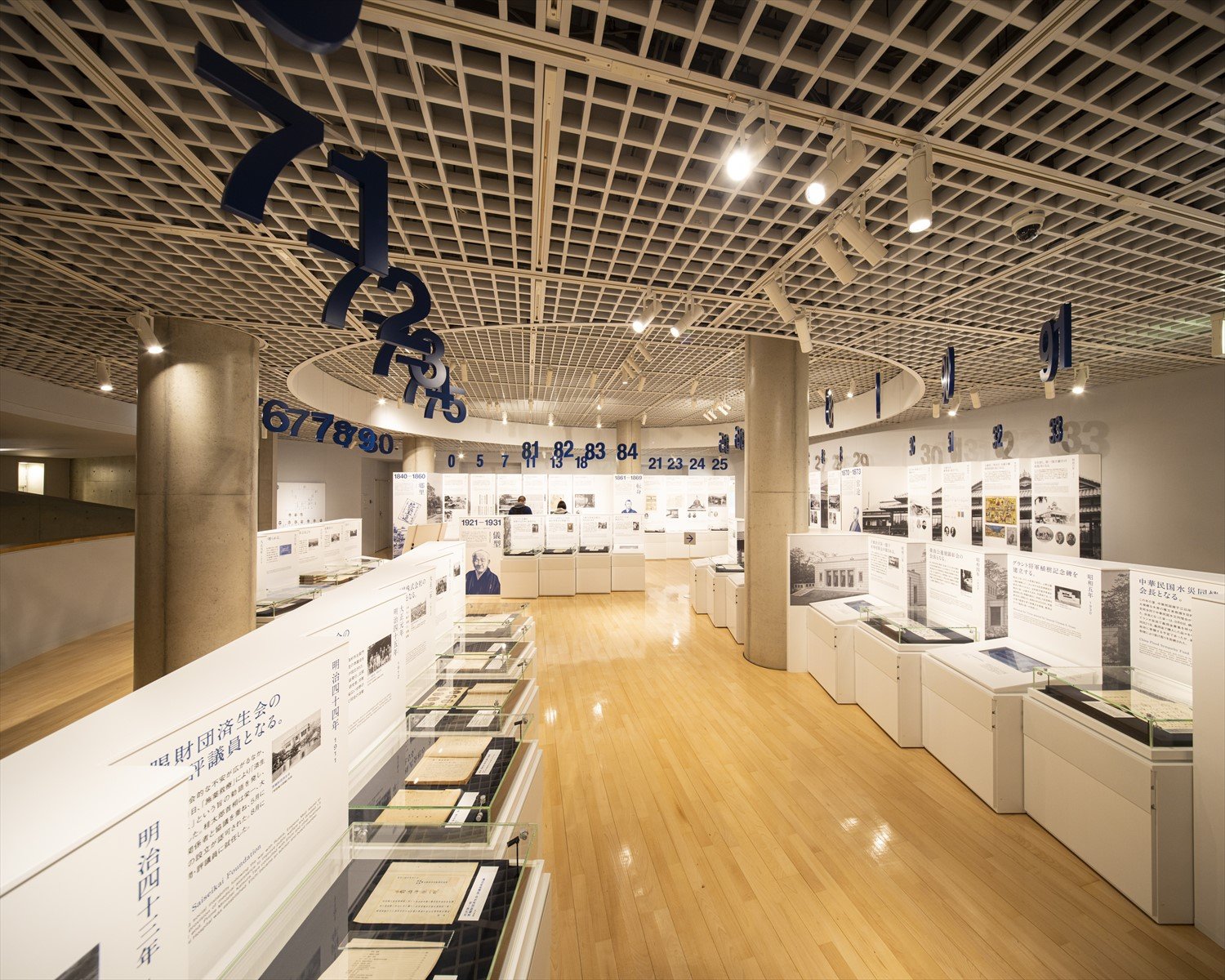 渋沢史料館の2階展示室。頭上の数字が年齢を表す。